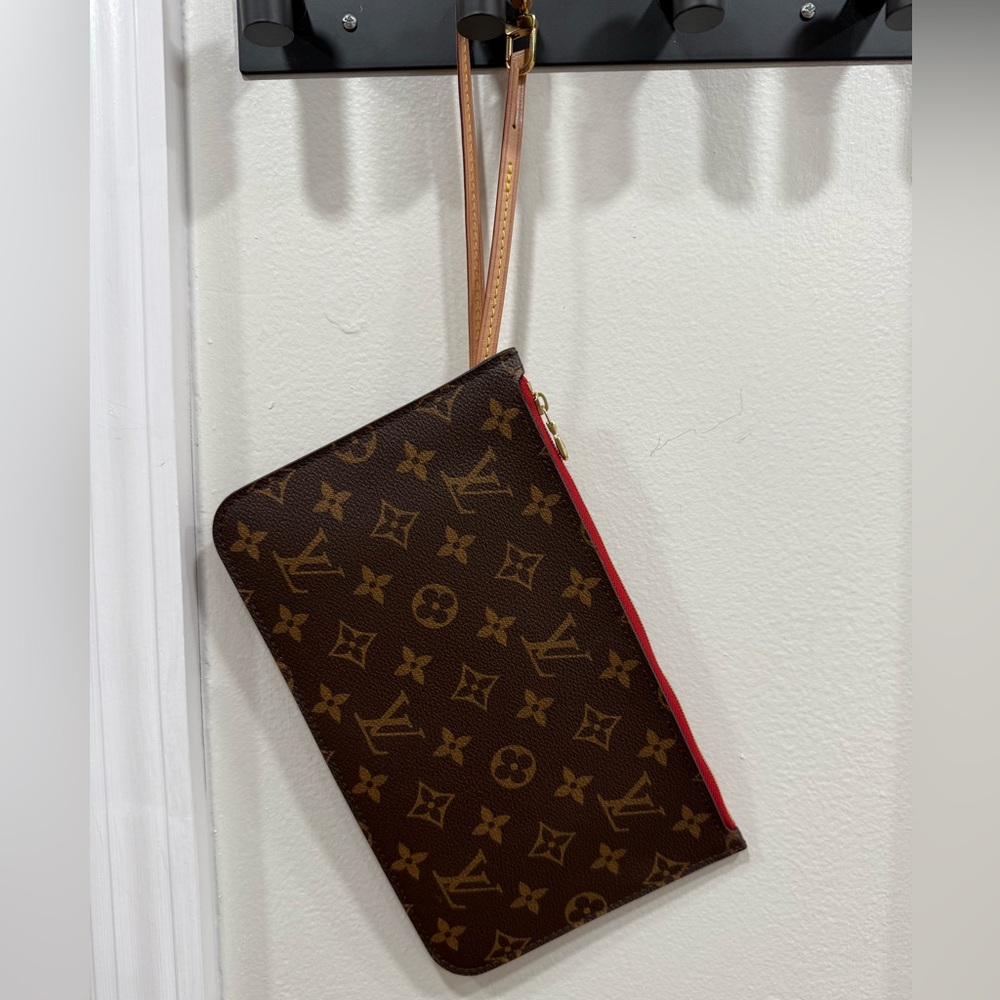 Authentic Louis Vuitton Neverfull Pochette – Monogram (Red Interior)